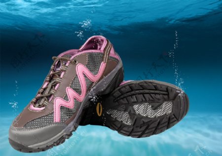海底水中的鞋子溯溪鞋广告图片