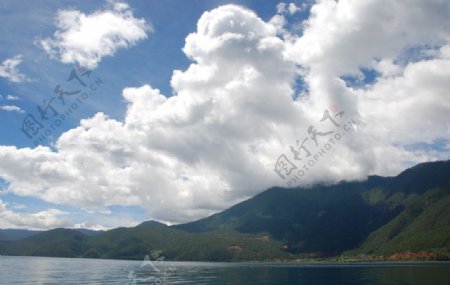 丽江泸沽湖蓝天白云湖面山水美景仙境图片