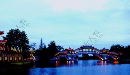 台儿庄运河古城的龙舟图片