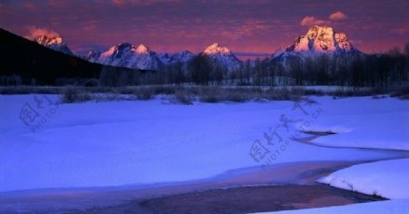 夕阳雪景图片