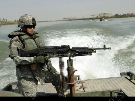 美军在伊拉克内河巡逻图片