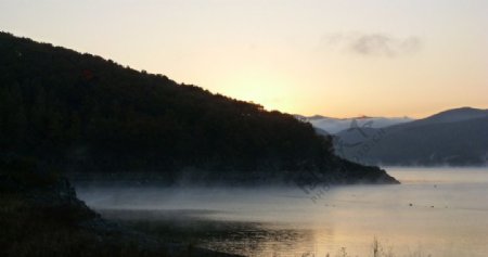 松花湖秋天的早晨图片