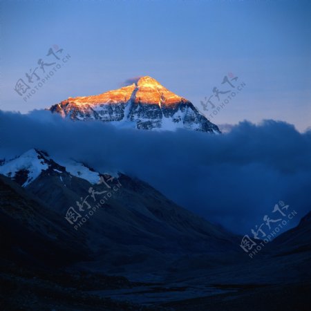 阳光下的珠穆朗玛峰图片
