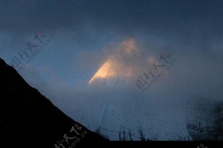 黎明中的亚丁仙乃日峰图片