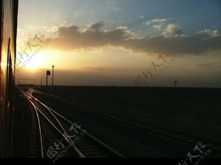 夕阳下的铁路图片