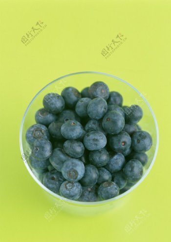 一杯蓝莓图片