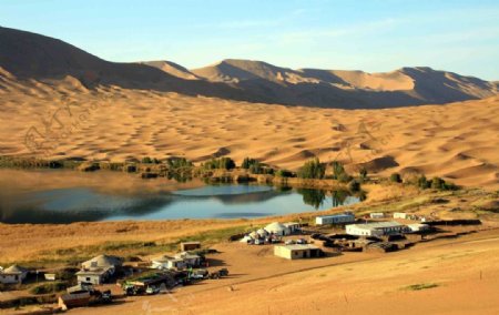 沙漠中的湖泊图片