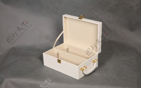 高档白色皮制酒盒外包装礼品盒图片