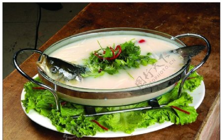 锅仔牛腩炖鲈鱼图片