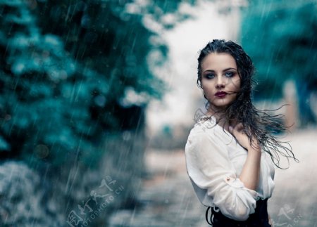 雨中美女图片
