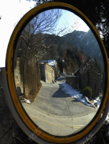镜子中的山村图片