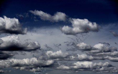 自然风景旅游印记深蓝天空云朵密布图片