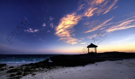 海边海滩沙滩海边亭夕阳西下图片