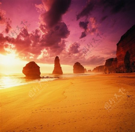 澳大利亚海洋路石头暖调红黄云朝霞图片