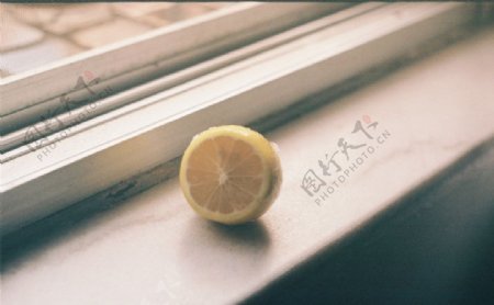 胶卷柠檬静物图片