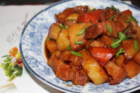 红烧肉炖土豆图片