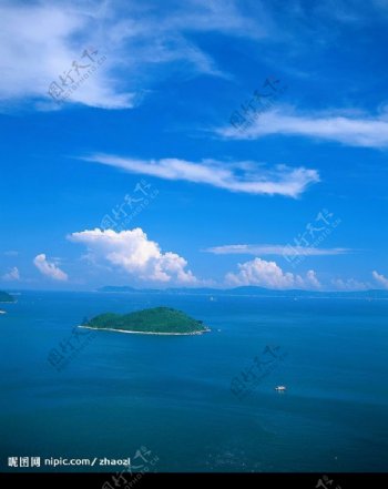 蓝天白云下的海洋小岛图片