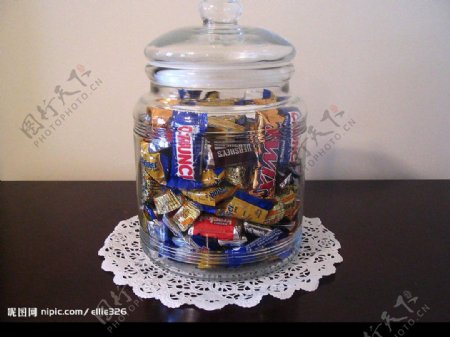 糖果罐一瓶巧克力图片