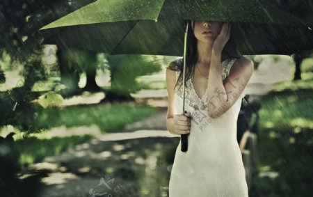 雨中美女图片