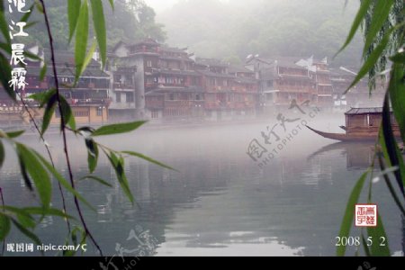 沱江晨雾图片