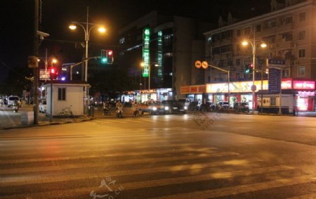 老街夜景红绿灯图片