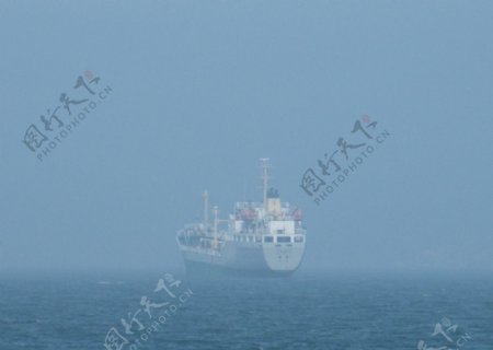 浓雾中的航船图片