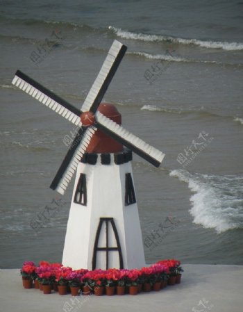 海边风车小屋图片
