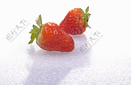 两颗草莓图片