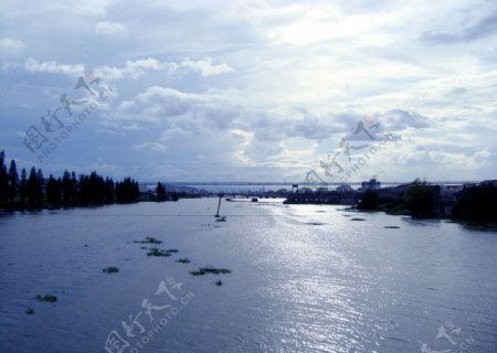 河两岸图片