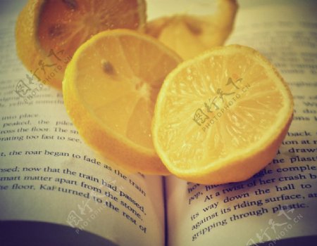 柠檬与书图片