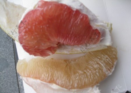 红柚与白柚果肉特写图片