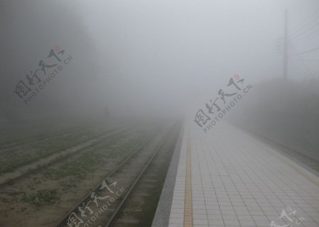 霧中的車站图片