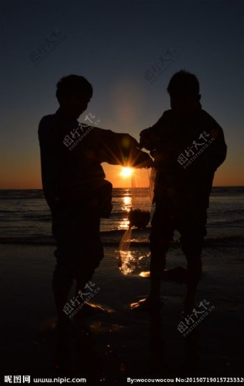 夕阳渔民收获图片