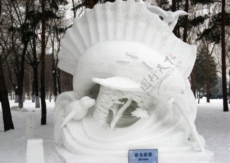 哈尔滨冰雪展雪雕飞鱼图片