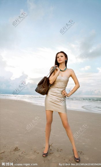 沙滩美女图片