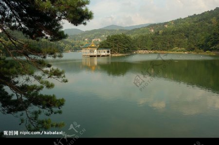 美丽湖畔图片