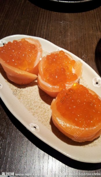 三文鱼子酱寿司刺身图片