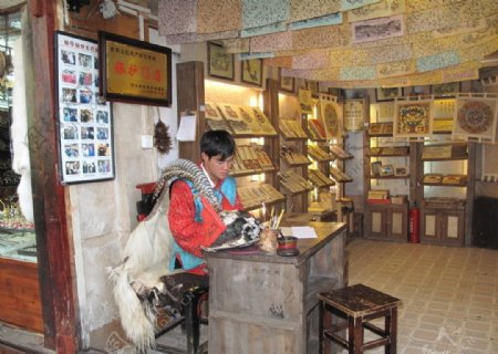 丽江古城的东巴文小店图片