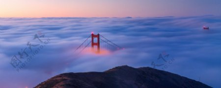 云雾中的金门大桥图片