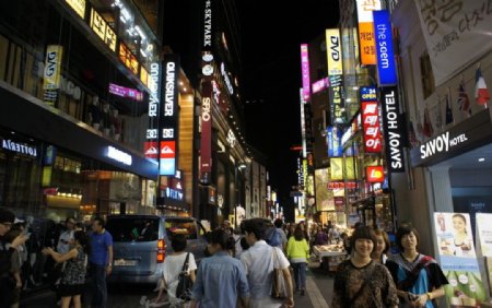 韩国明洞夜晚商业街道图片