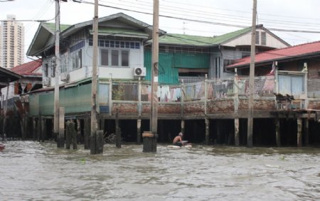 泰国湄南河沿岸民居图片