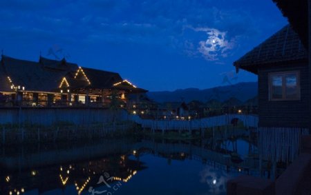 茵莱湖月夜图片
