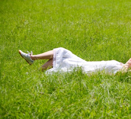 躺在草坪的美女图片