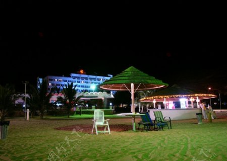 夜幕下的酒店海滩图片