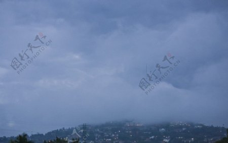 坎帕拉清晨的云雾图片