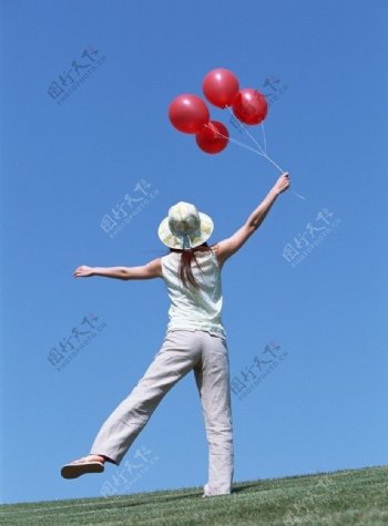 玩气球的女孩图片