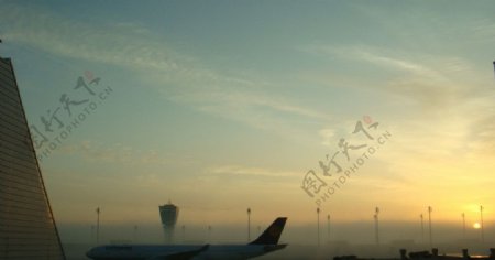 机场晨景图片