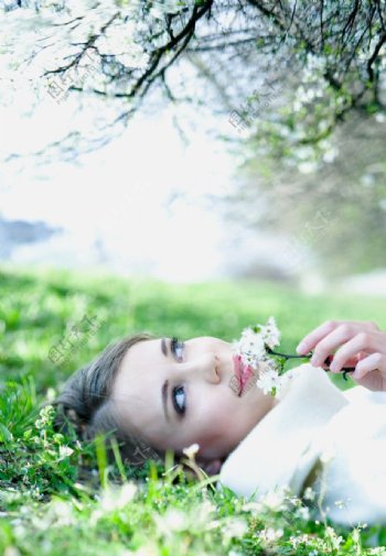 躺在绿草地上享受生活的美女图片