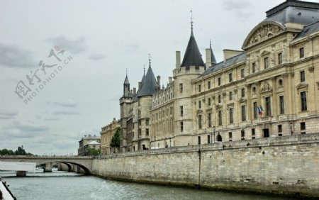 巴黎塞纳河畔古监狱建筑图片