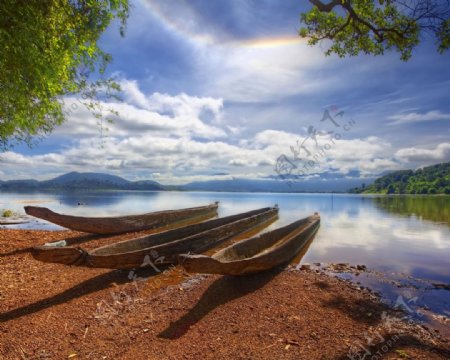 高清湖畔上的木船图片